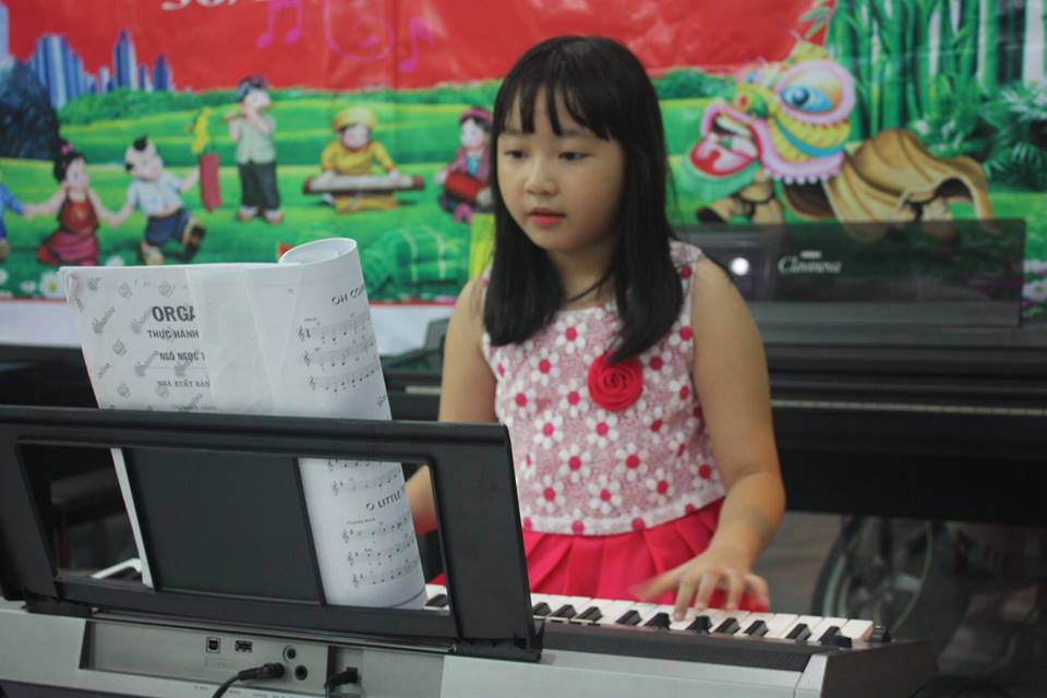 Học viên tham gia biểu diễn Piano