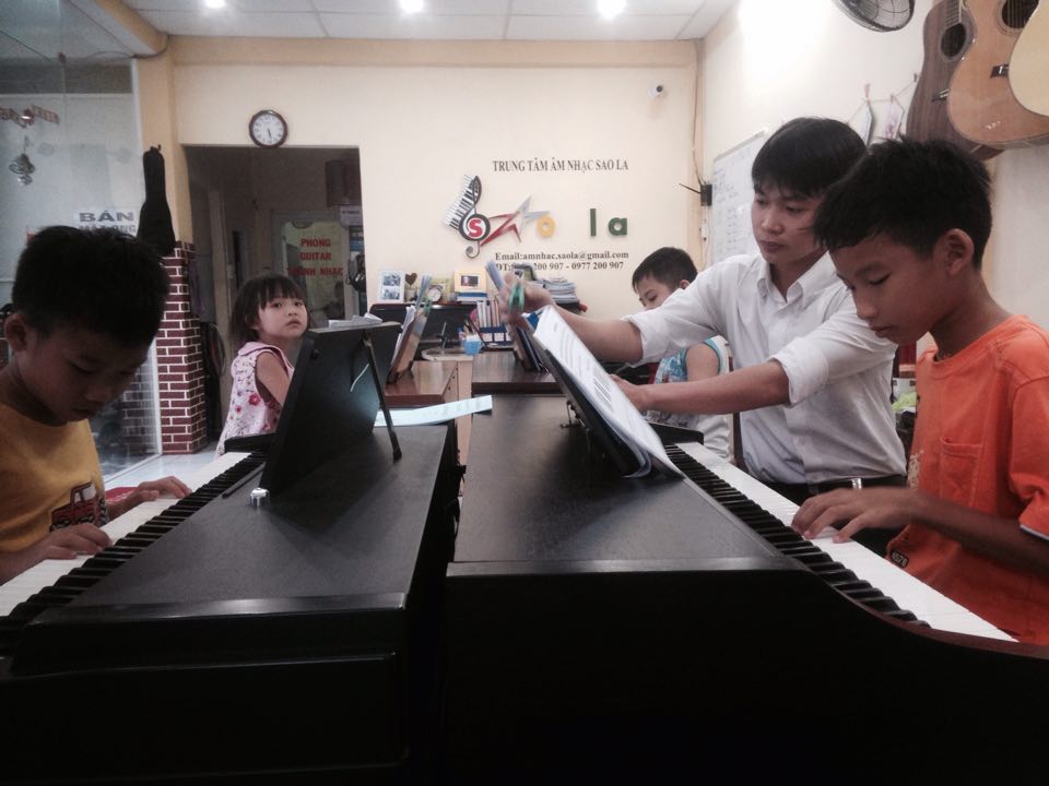 Thầy và trò trong giờ học Piano